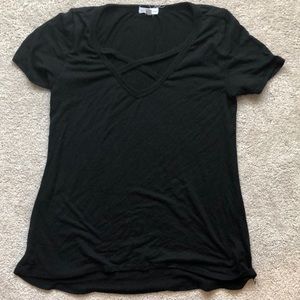 Cross cross neckline t-shirt